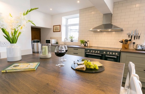 Nefyn Cabaña | Gwelfor - a sea view that sleeps 8 guests in 4 bedrooms