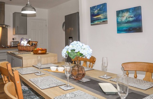 Llanbedrog Cabaña | GWEN Y WAWR, pet friendly, with a garden in Llanbedrog