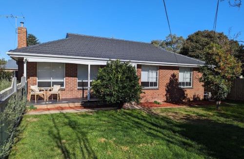 Croydon Casa | Gwendoline Cottage, Pets, Main St. Station