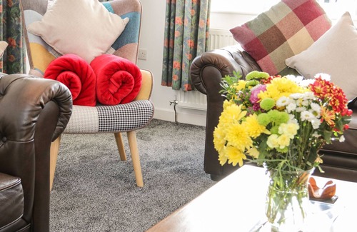 Tyn-y-Gongl Cabina | GWERSYLLT, pet friendly, country holiday cottage in Benllech