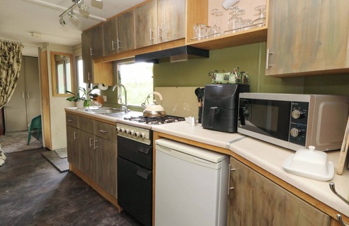 Pumpsaint Cabaña | GWYBEDOG, romantic, character holiday cottage in Lampeter