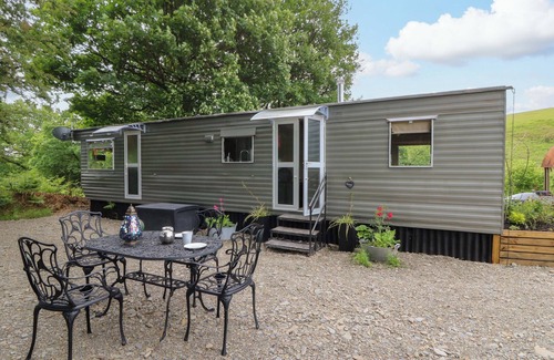 Pumpsaint Cabaña | GWYBEDOG, romantic, character holiday cottage in Lampeter