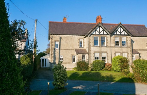 Chwilog Cabaña | Gwynle - sleeps 10 guests in 4 bedrooms