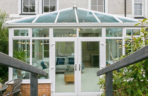 Chwilog Cabaña | Gwynle - sleeps 10 guests in 4 bedrooms