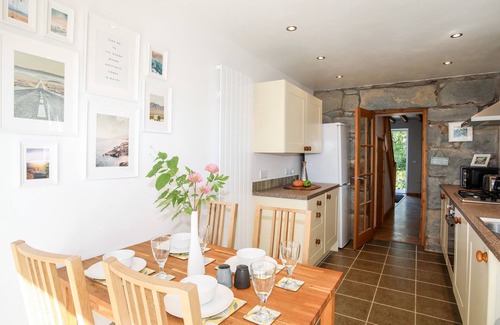 Llanystumdwy Cabaña | GYDA'R LLIF, pet friendly, character holiday cottage in Criccieth