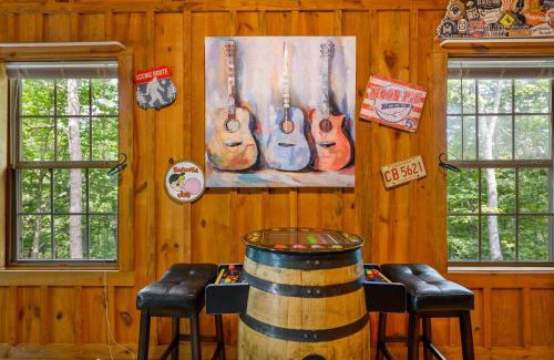 Little Creek Falls Casa | GYPSY ROAD - Privacy! Log Cabin with Hot Tub, WiFi, DirecTV and Arcade