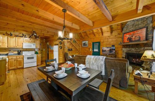 Little Creek Falls Casa | GYPSY ROAD - Privacy! Log Cabin with Hot Tub, WiFi, DirecTV and Arcade