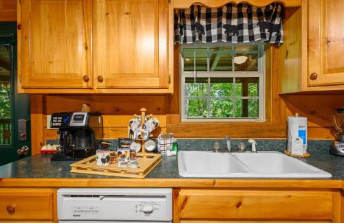 Little Creek Falls Casa | GYPSY ROAD - Privacy! Log Cabin with Hot Tub, WiFi, DirecTV and Arcade