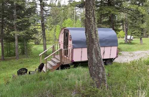 Eureka Alquiler De RV | Gypsy wagon is located in Caribou Trail Wagon Camp