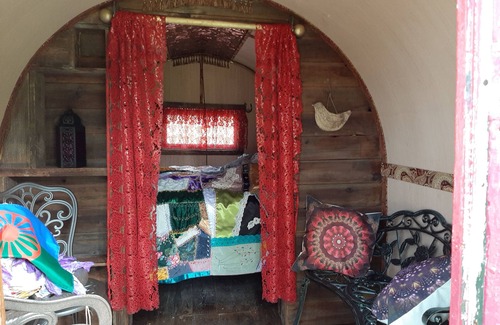 Eureka Alquiler De RV | Gypsy wagon is located in Caribou Trail Wagon Camp