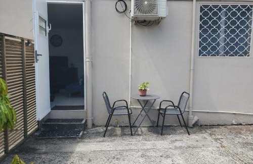 Le Lamentin Apartamento | Hébergement en rez-de jardin clos - Proche de l'aéroport 4km - Parking gratuit - Commerce et restauration à proximité - Wifi