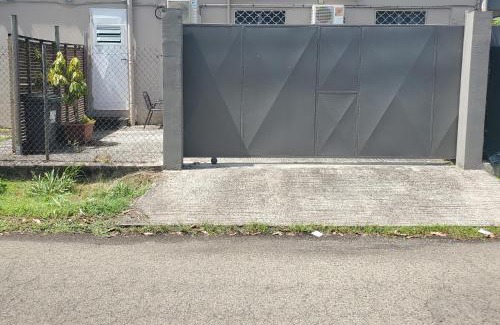Le Lamentin Apartamento | Hébergement en rez-de jardin clos - Proche de l'aéroport 4km - Parking gratuit - Commerce et restauration à proximité - Wifi