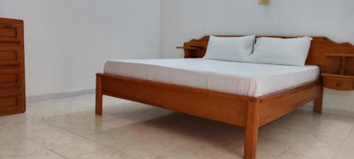 Saly Cama Y Desayuno | Hôtel bar tamou baobab