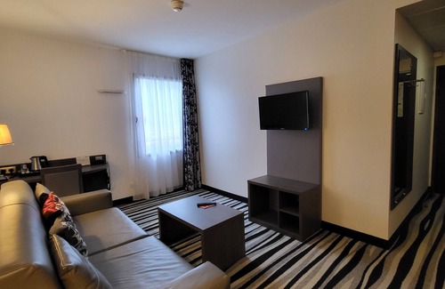 Montigny-le-Bretonneux Hotel | Hôtel Kyriad Saint Quentin en Yvelines - Montigny