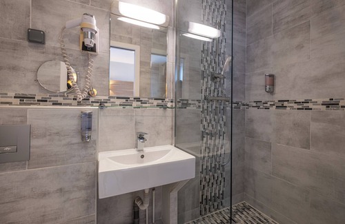 Issy-les-Moulineaux Hotel | Hôtel Luxor