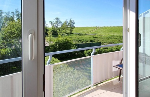 Schillig Apartamento | Hübsche Ferienwohnung am Meer mit Balkon und Blick zum Grünen Nordseedeich