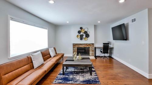 Westminster Casa | H&H Modern Lux 4BD 1 King Suite 3 Queen SoCal Disney