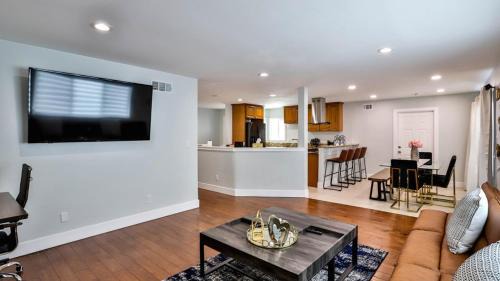 Westminster Casa | H&H Modern Lux 4BD 1 King Suite 3 Queen SoCal Disney