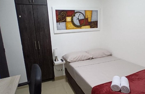 San Javier Casa | Habitación 301 con baño privado cerca a laureles
