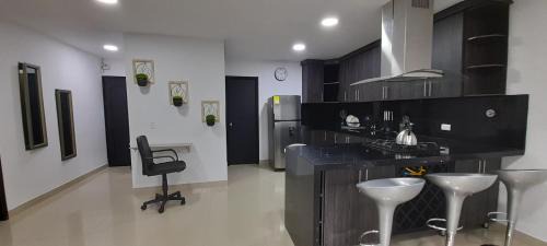 San Javier Casa | Habitación 303 con baño privado cerca a laureles