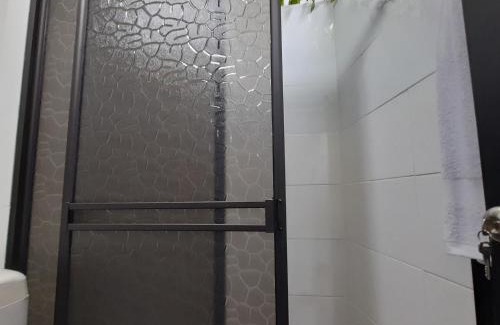 San Javier Casa | Habitación 303 con baño privado cerca a laureles