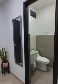 San Javier Casa | Habitación 303 con baño privado cerca a laureles