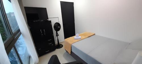 San Javier Casa | Habitación 303 con baño privado cerca a laureles