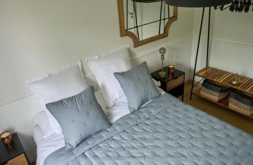 Irún Cama Y Desayuno | Habitación azul en casa con encanto
