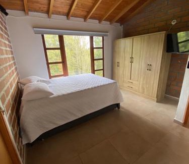 Medellin Casa | Habitación con baño privado en casa de campo ubicada en Santa Elena