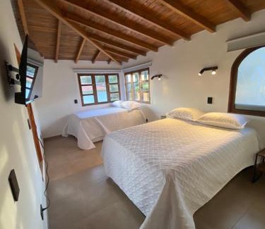 Medellin Casa | Habitación con baño privado en casa de campo ubicada en Santa Elena
