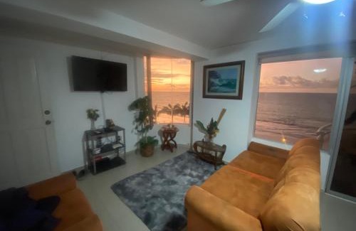Tonsupa Casa | Habitación con baño privado vista al mar