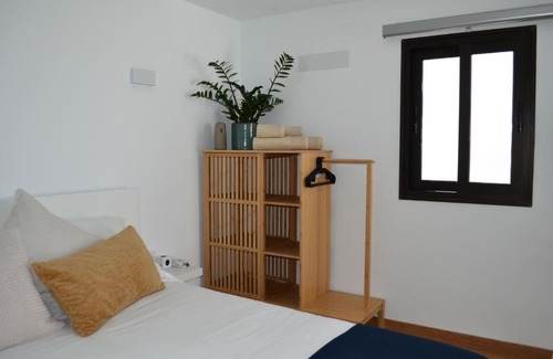 La Santa Apartamento | Habitación con baño y entrada independiente