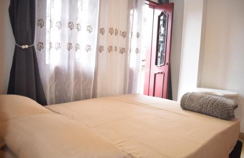 La Ceja Casa | Habitación con cama doble y balcon privado cerca del parque principal