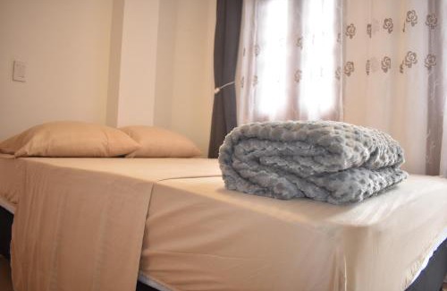 La Ceja Casa | Habitación con cama doble y balcon privado cerca del parque principal