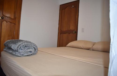 La Ceja Casa | Habitación con cama doble y balcon privado cerca del parque principal