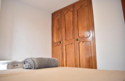 La Ceja Casa | Habitación con cama doble y balcon privado cerca del parque principal
