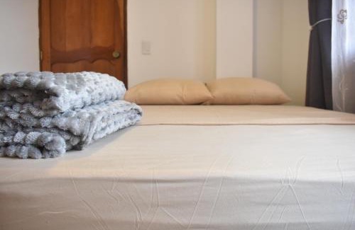 La Ceja Casa | Habitación con cama nueva doble y balcon privado cerca del parque principal
