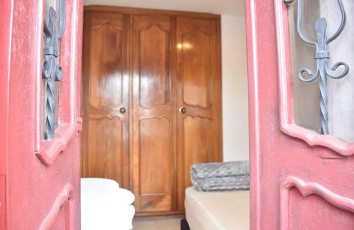 La Ceja Casa | Habitación con cama nueva doble y balcon privado cerca del parque principal