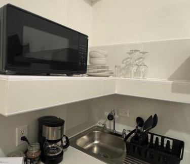 Monterrey Casa | Habitación con dos camas y servicios
