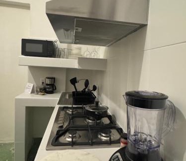 Monterrey Casa | Habitación con dos camas y servicios