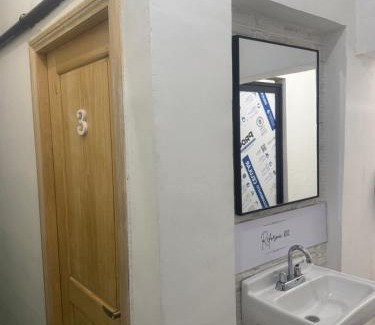 Monterrey Casa | Habitación con dos camas y servicios