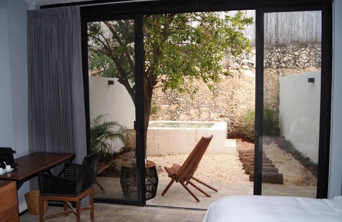 Barrio de Santiago Hotel | Habitación de lujo con king Size y alberca privada en el centro de Mérida.