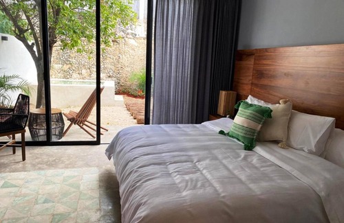 Barrio de Santiago Hotel | Habitación de lujo con king Size y alberca privada en el centro de Mérida.