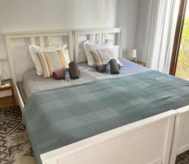 En Corts Casa | Habitación doble en Ruzafa con baño privado