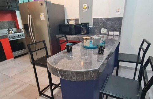 San Luis Talpa Apartamento | Habitación Doble con A/C, wifi, estacionamiento gratis, baño privado
