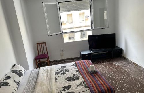 Pobles del Sud Casa | Habitación grande y comoda en piso particular y familiar