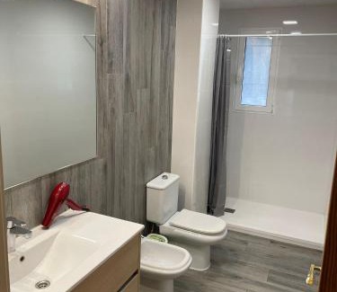 Pobles del Sud Casa | Habitación grande y comoda en piso particular y familiar