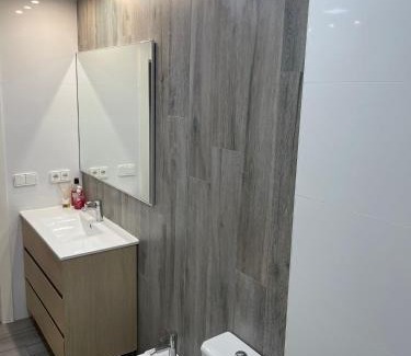 Pobles del Sud Casa | Habitación grande y comoda en piso particular y familiar