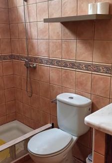 Abades Casa | Habitación matrimonial en un bajo baño compartido Areas compartidas