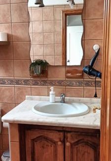 Abades Casa | Habitación matrimonial en un bajo baño compartido Areas compartidas